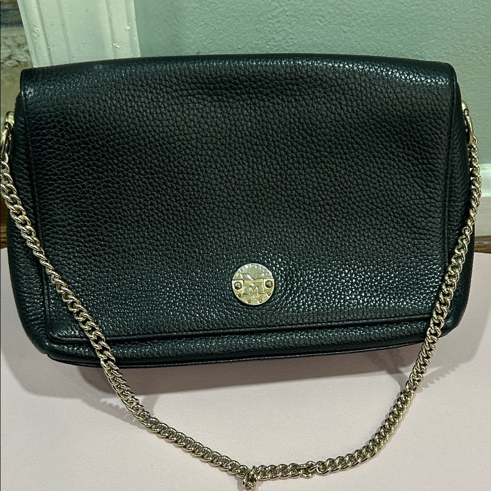 Elegant Black Leather Shoulder Bag with Chain Strap